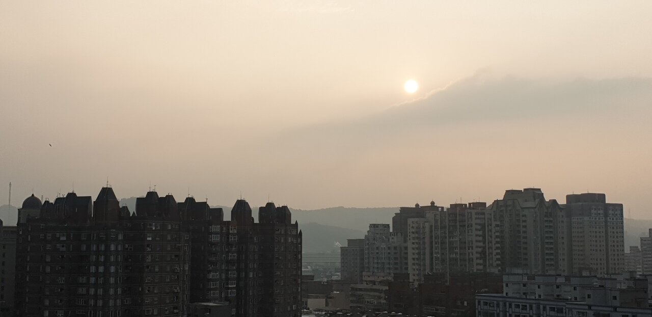 桃園市昨晚到今天上午天空一片灰濛濛