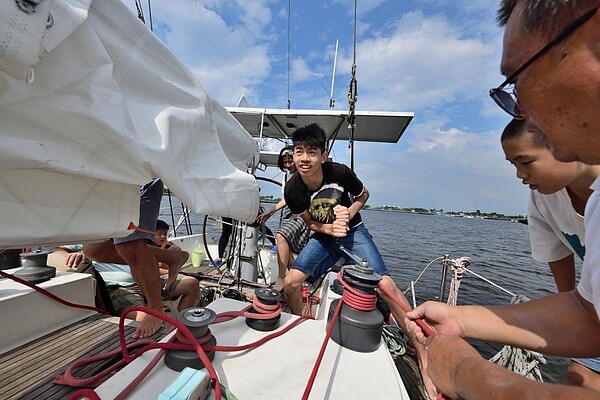 高雄茄萣區興達港情人碼頭有全台最大的內海,可以暢玩風帆船等水上活動。圖/高雄茄萣區觀光發展協會提供。