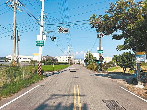 台中市梧棲區永興路與巷道交叉路口今年初發生死亡車禍，市府新設太陽能閃光燈，改善路口安全。圖／台中市交通局提供