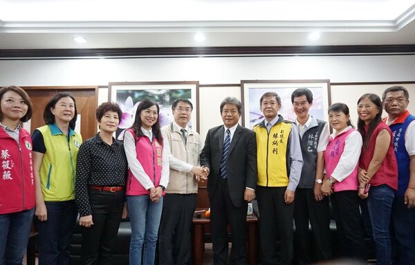 台南市長黃偉哲（左五）昨天到議會拜會議長郭信良（左六），聽取議員有關總預算的意見。圖／議會提供