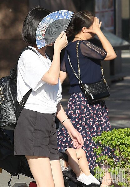 中央氣象局說,今天中午前後紫外線指數偏高,外出請做好防曬並多補充水分。本報資料照片