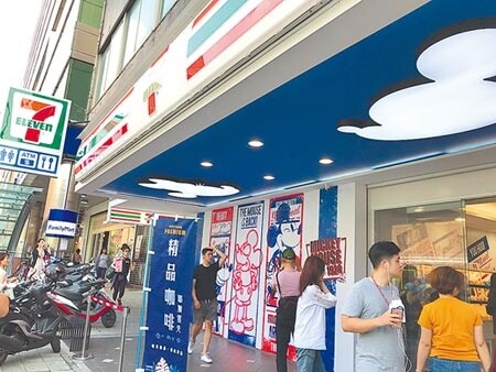 7-ELEVEN攜手迪士尼，在北市松山區開出台灣首家「米奇與好朋友主題店」。圖／劉馥瑜 