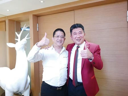 台北的創意家董事長王明正（右）與高雄的泰嘉開發總經理呂金發（左），3日宣布合組公司，進軍南台灣房市。圖／顏瑞田