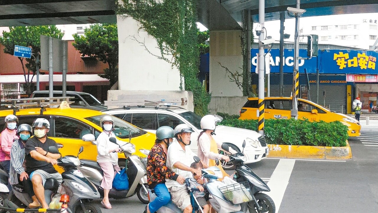 高雄市政府在左營區大中路與華夏路口，裝置多向違規監測系統取締違規。 圖／記者林保光攝影