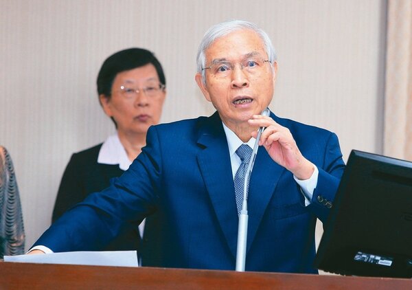 中央銀行總裁楊金龍昨透露，台灣今年不會跟進降息、利率將維持平穩。 記者潘俊宏／攝影