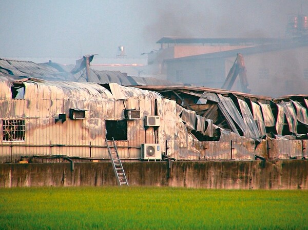 台中市大雅區一處在農地上的鐵皮工廠昨晨發生大火。 圖/記者余采瀅攝影