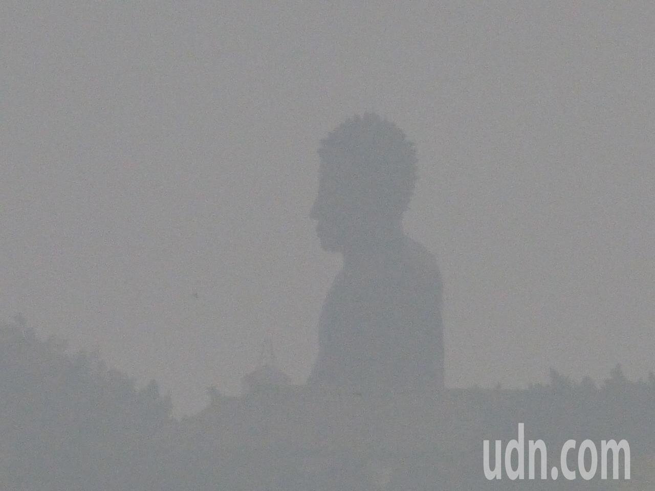 因霧霾籠罩,平時天氣好時, 在彰化「可以看到大佛的眉毛」,但今天則是一片朦朧,再遠一點,就看不見大佛了。記者劉明岩/攝影