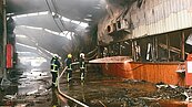 鐵皮違章工廠火災易塌　消防員死亡陷阱