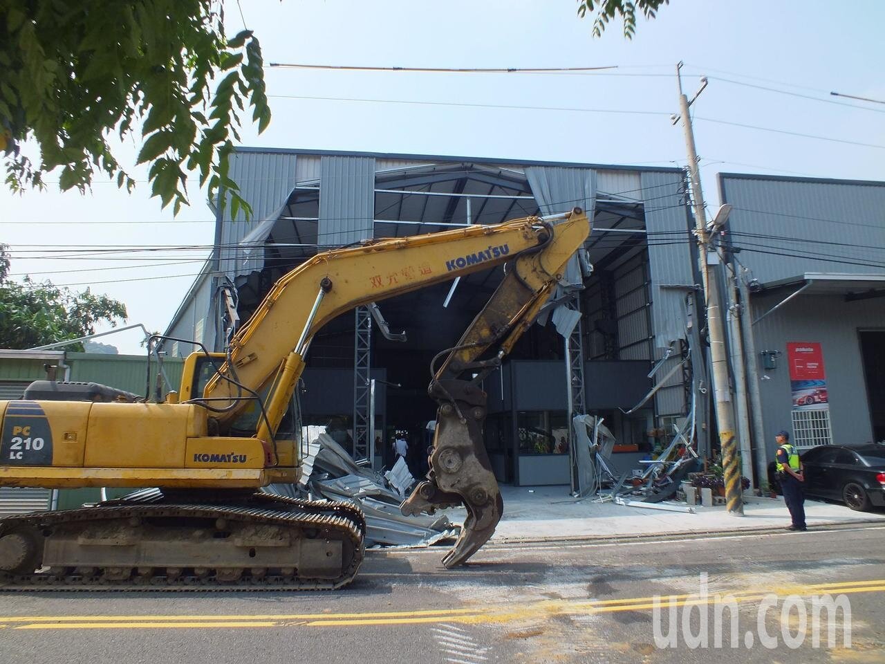 台中市政府今天施鐵腕,由台中市政府都發局派員拆除位於霧峰區乾溪路農地上違建。記者趙容萱/攝影