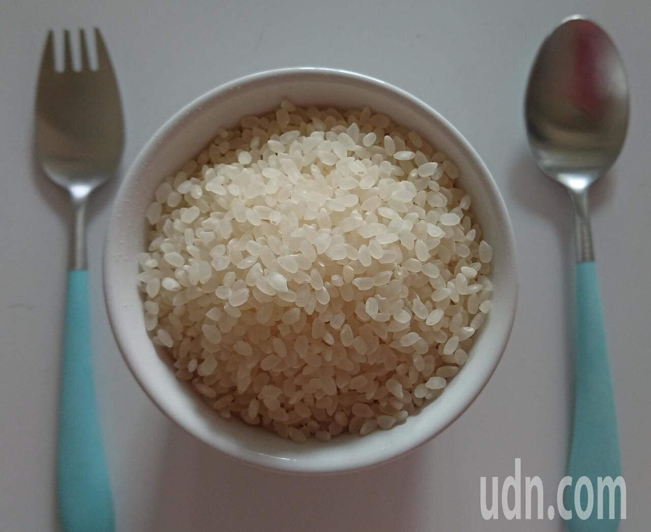 一名外型亮麗的30歲輕熟女,因無法克制「吃生米」的衝動,多次引發腹痛送急診,求助精神科才得知自己罹患了「異食症」。示意圖,記者蔡容喬/攝影