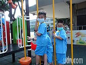 台中霧濛濛！7測站達紅色警戒　學童戶外戴口罩