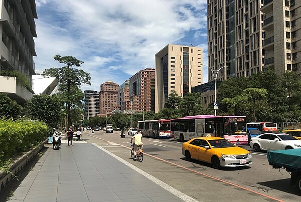 北市頂級商辦出現搶樓情況,空置率在一年之內,從16.5%,降至4.6%。記者游智文/攝影
