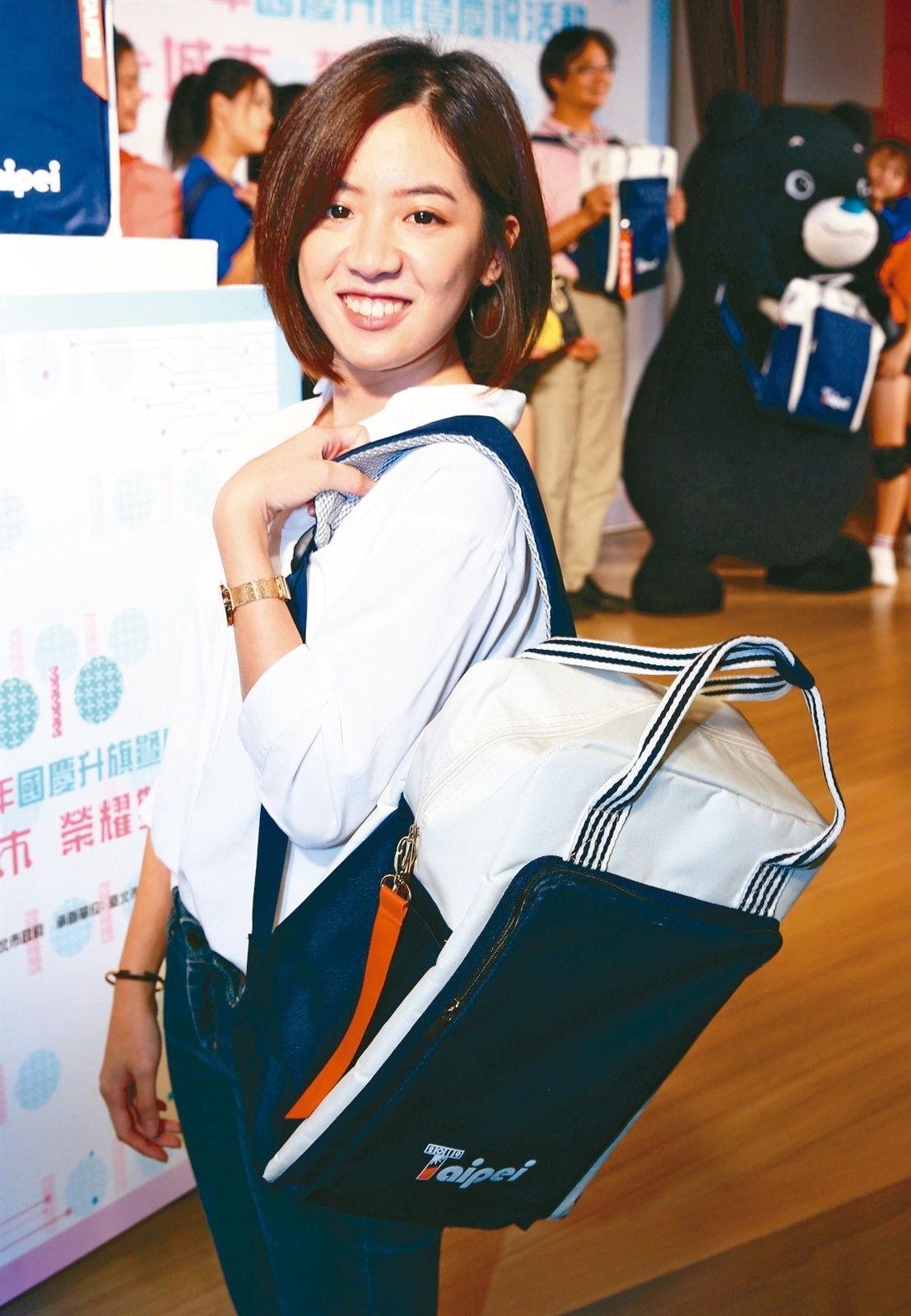 台北市府昨舉辦國慶升旗記者會，學姐黃瀞瑩背起第5代嗡嗡包，手提、後背兩用。 記者杜建重／攝影