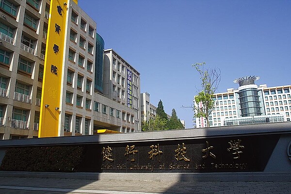 宜蘭地檢署檢察官4日赴健行科大,帶走南方澳大橋相關檢測報告與契約書。(呂筱蟬攝)
