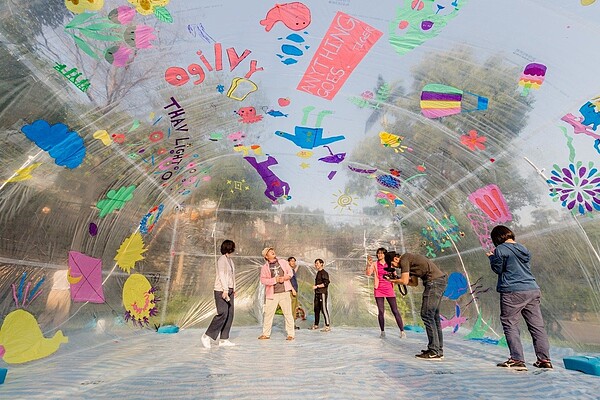 日本藝術家磯崎道佳的《巨蛋計畫》，邀請民眾走進裝置，隨意的為作品裝飾點綴。圖／白晝之夜提供