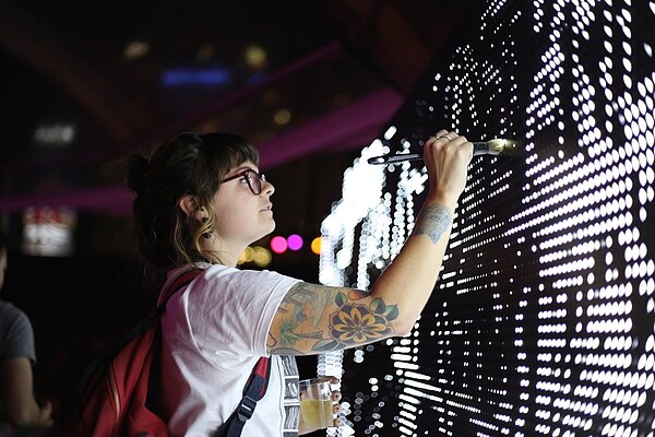 法國藝術家安東納·傅黑諾以數千盞的LED燈鋪成《水燈塗鴉》,讓參與民眾可以透過筆刷和噴霧,互動創作自己的作品。圖/白晝之夜提供