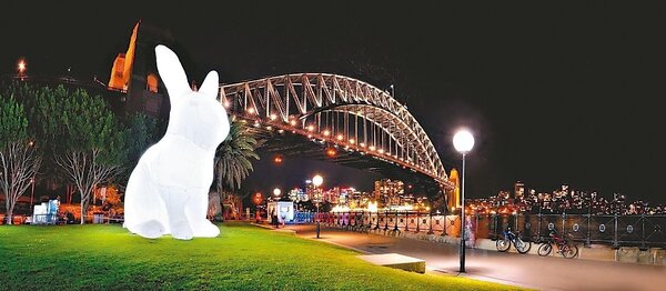 台北白晝之夜最令民眾期待的裝置作品《打攪》，高達7公尺的可愛小白兔將在美堤河濱公園與大家見面。 圖／台北市文化局提供