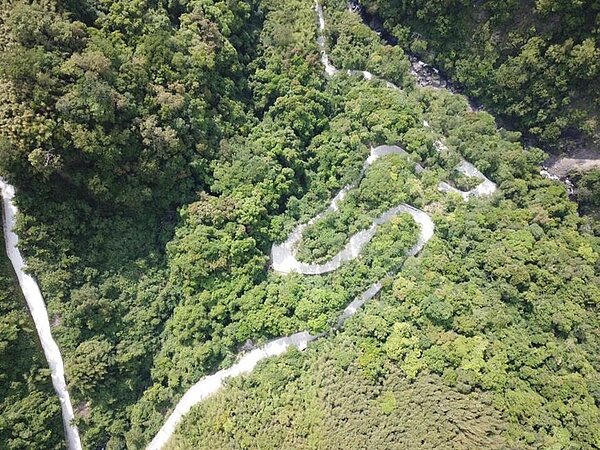 新竹縣司馬庫斯聯絡道路及尖石鄉錦屏那羅溪綠水廊道，5日完工啟用。內政部提供
