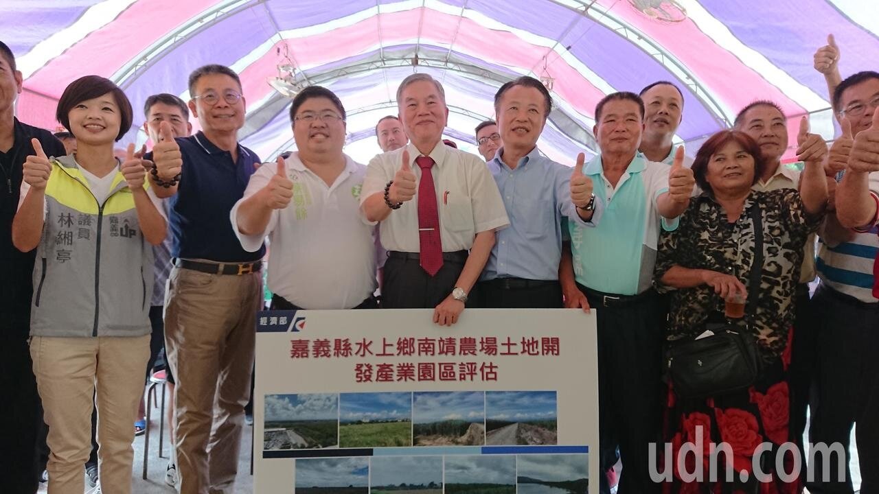 經濟部長沈榮津今天到嘉義縣水上鄉南靖農場旁,參加土地開發產業園區評估說明會。記者卜敏正/攝影