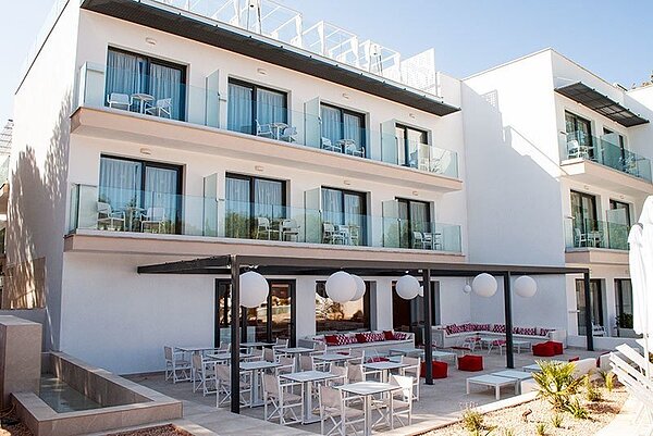 西班牙索姆唐納飯店僅供14歲以上女性入住。圖/取自Som Dona Hotel官網