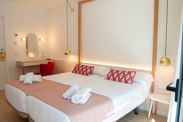房間的設計大多以紅白色調為主，一切按照女性需求打造。圖／取自Som Dona Hotel官網