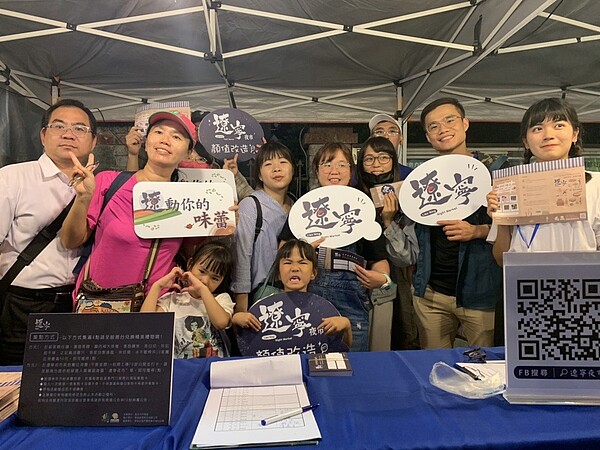 北市遼寧夜市於10月4日18時辦理「再生‧再造 遼寧夜市美食體驗活動」,市民朋友們與美食部落客一同齊聚於遼寧街,體驗遼寧夜市的新風貌與特色魅力。還在煩惱10月5日補班補課日的周六晚上要吃什麼嗎?10月6日周日晚上家裡沒開火該怎麼辦呢?那就快來迺遼寧夜市吧! 圖/北市市場處提供