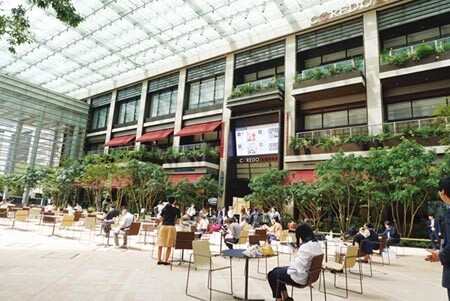 以大屋頂廣場為特色的複合型商業設施「COREDO室町TERRACE」已於9月27日開幕。圖/記者黃菁菁攝影