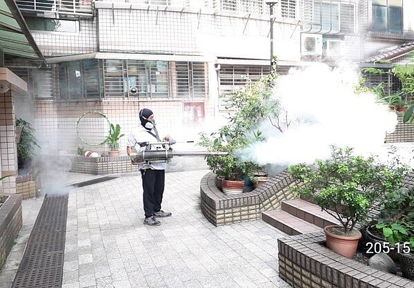 新北衛生局已針對第20案本土屈公病個案住家戶內外孳清噴消。圖/新北市衛生局提供