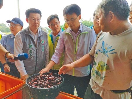 台南官田菱角因授粉期遭雨災造成產量銳減，農委會主委陳吉仲（左四）、立法委員郭國文（左二）等人5日到官田會勘，提出補助生產資材、行銷活動等做法幫助農民減輕損失。圖／記者莊曜聰攝影