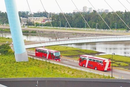 高美溼地因濱海橋封閉檢測，交通局協調公車及假日接駁車改道。圖／記者王文吉攝影