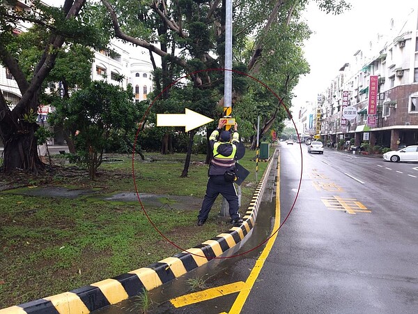 台南市警五分局在北區易肇事路段裝設爆閃警示燈，提醒汽車駕駛人行經路口減速慢行。記者黃宣翰／翻攝