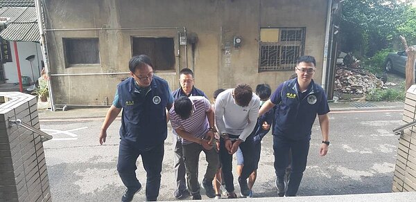 查緝人員在苗栗縣銅鑼鄉中興工業區附近巷道,一舉查獲6名越南籍失聯移工。圖/苗栗縣專勤隊提供