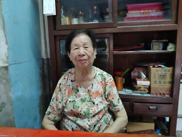 台南後壁「源興商店」是超過3代老店，86歲女主人林洪含笑經營逾30載，日前因「俗女養成記」意外入鏡，直說「真趣味」。記者謝進盛／攝影