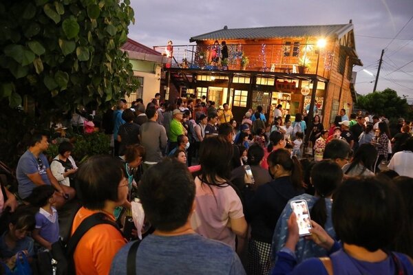 台劇「用九柑仔店」 的場景，讓許多遊客前來朝聖。記者魯永明／攝影