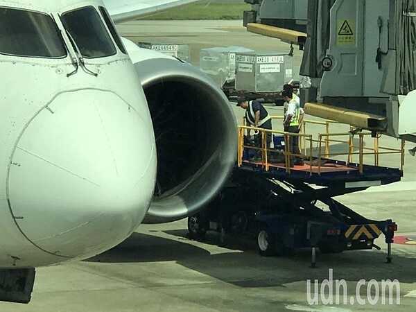 日本航空1架波音787-8型客機，6日上午由桃勤拖車拖往桃機D2機坪時，左側1號發動機整流罩碰撞B空橋受損，造成航班延誤。記者陳嘉寧／翻攝