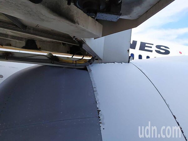 日本航空1架波音787-8型客機,6日上午由桃勤拖車拖往桃機D2機坪時,左側1號發動機整流罩碰撞B空橋受損,造成航班延誤。記者陳嘉寧/翻攝