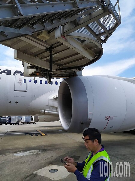 日本航空1架波音787-8型客機，6日上午由桃勤拖車拖往桃機D2機坪時，左側1號發動機整流罩碰撞B空橋受損，造成航班延誤。記者陳嘉寧／翻攝