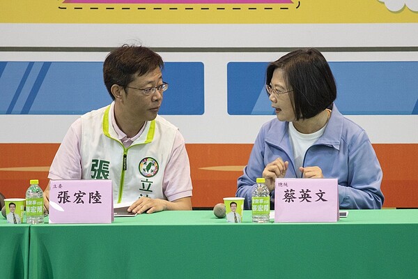 蔡英文(右)總統到板橋社後地區進行「社後捷運座談會」。 圖/聯合報系資料照片