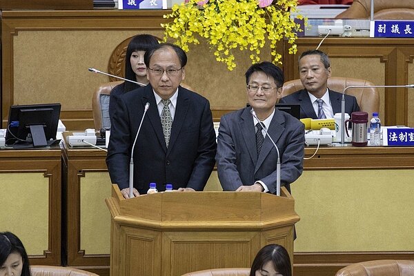 新北市捷運局長李政安(左)指「泰山板橋輕軌」計畫目前正在評估中。 圖/聯合報系資料照片