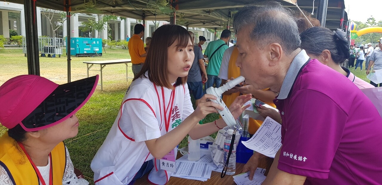 國際扶輪社與奇美醫院今天一起舉辦搶救記憶活動，圖為民眾在場做肺功能檢測。記者修瑞瑩／攝影