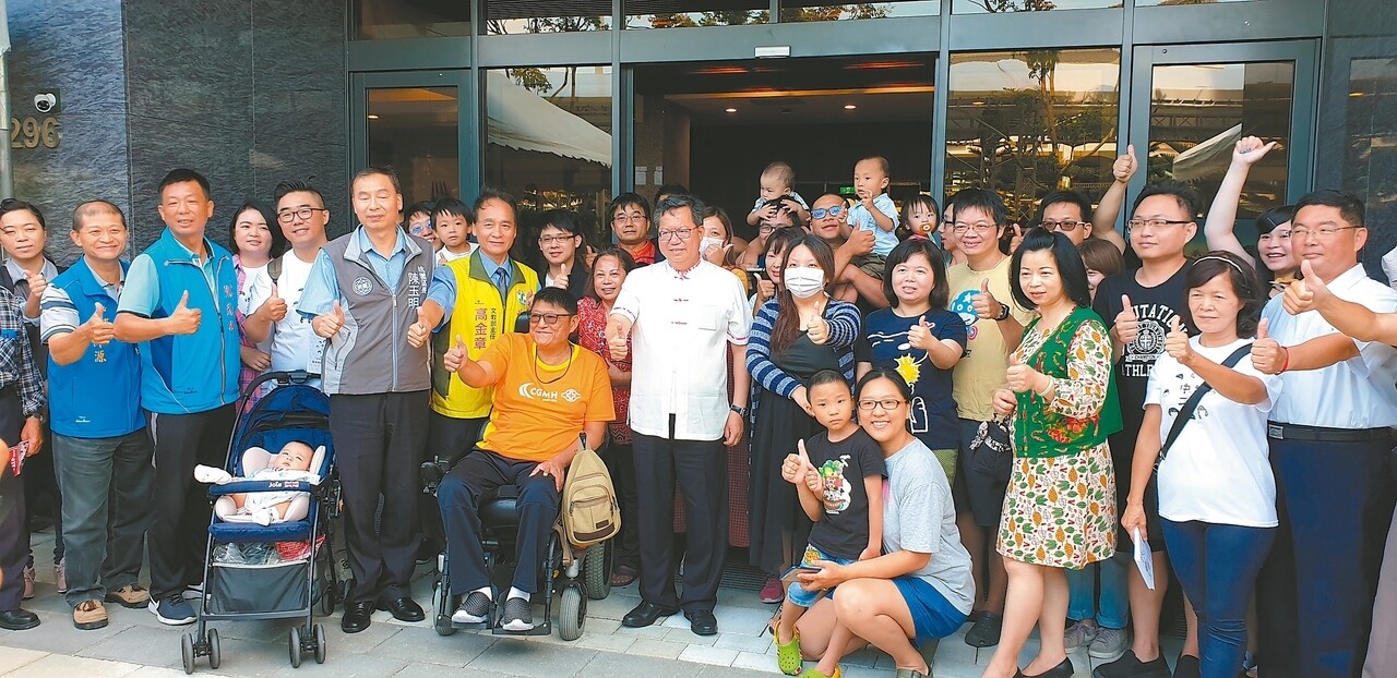 桃園市中路二號社會住宅昨舉辦入新居茶會,住戶熱情歡迎市長鄭文燦和市府團隊。 記者鄭國樑/攝影