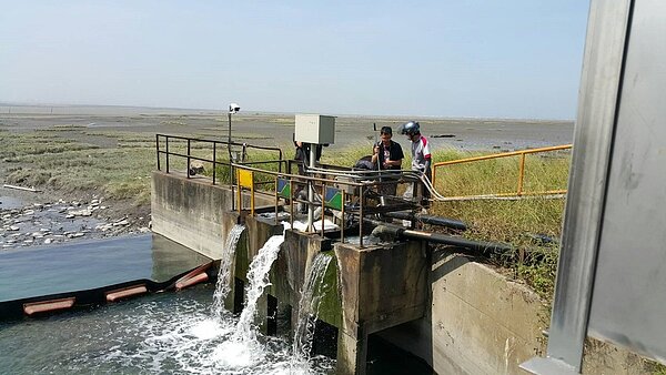 台中市環保局稽查中火5至8號機組放流水,採樣送驗發現「硼」超標24倍。台電表達遺憾,環保署明年才要求申報。環保局反駁,放流水標準早在106年底納管,盼台電勿混為一談。圖/台中市新聞局提供