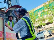 守護用路人安全　77歲老伯擦淨15萬面反光鏡