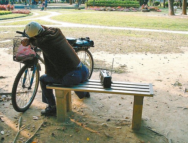 近年勞保條例、勞工退休金條例及就業保險法都相繼續修法,保障勞工上述給付的帳戶可免於被抵押、擔保或強制執行。 報系資料照