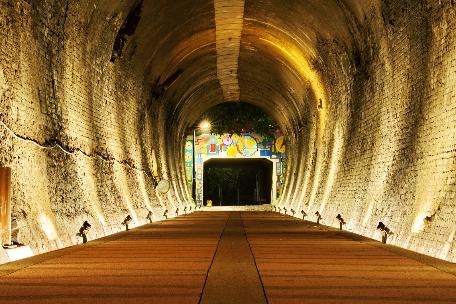 維持原有紅磚牆與電車架等設備，讓廢棄的百年隧道重現風華。圖／新北市水利局提供