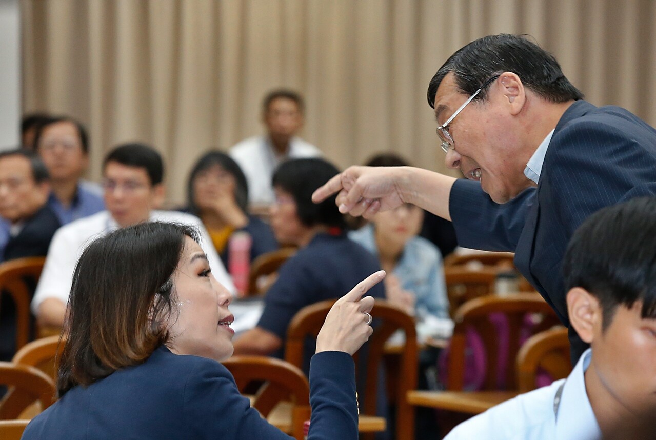 立法院財政委員會上午針對「高鐵南延相關評估、財源及財務規劃」進行質詢，立委曾銘宗（右）要求政府不得對南延案進行任何補貼，引發民進黨立委余宛如等不滿，雙方在座位上互指對方。記者鄭超文／攝影