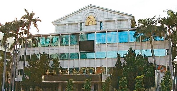 坐落在高雄市鬧區的舊市議會閒置多年，曾短暫供教育局辦公使用。 記者謝梅芬／翻攝