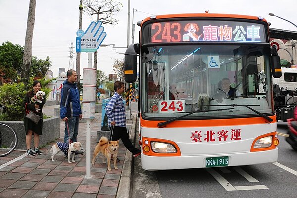 新北市新增7條假日寵物公車路線，方便飼主帶毛孩出遊。圖／新北市交通局提供