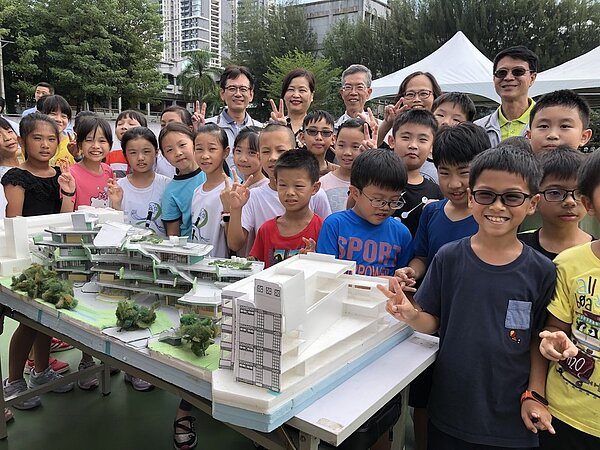 龍山國小群英樓有60年歷史，因耐震係數過低需要重建，新竹市府推動「新校園運動」，投入1億7千萬元經費將其拆除，今天舉辦動土典禮。圖／市府提供「新校園運動」，投入1億7千萬元經費將其拆除，今天舉辦動土典禮。圖／市府提供