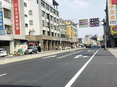 台南市政府今年投入40多億元執行「路平專案再升級」政策，圖為重新鋪設的南區明興路。（曹婷婷攝）